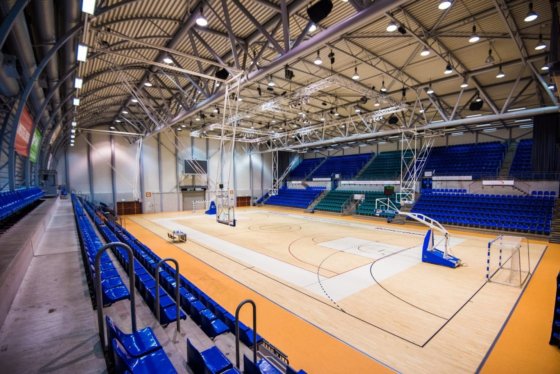 Topsporthal 1 Zicht schuin op het veld